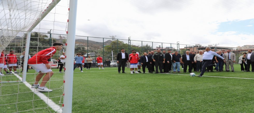 BAŞKAN ÖNTÜRK, TEKEBAŞI MAHALLESİ’NDEKİ HALI SAHAYI YERİNDE İNCELEDİ